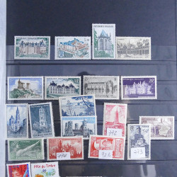 Vrac philatélique de timbres du monde neufs et oblitérés en un carton.