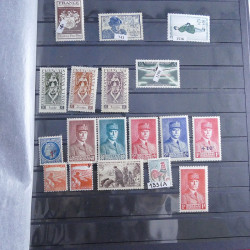 Vrac philatélique de timbres du monde neufs et oblitérés en un carton.