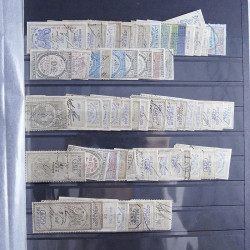 Vrac philatélique de timbres du monde neufs et oblitérés en un carton.