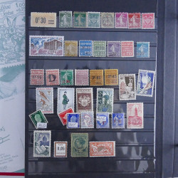 Vrac philatélique de timbres du monde neufs et oblitérés en un carton.