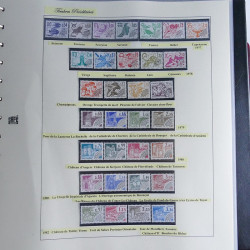 Vrac philatélique de timbres du monde neufs et oblitérés en un carton.