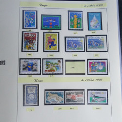 Vrac philatélique de timbres du monde neufs et oblitérés en un carton.