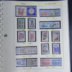 Vrac philatélique de timbres du monde neufs et oblitérés en un carton.