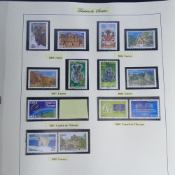 Vrac philatélique de timbres du monde neufs et oblitérés en un carton.