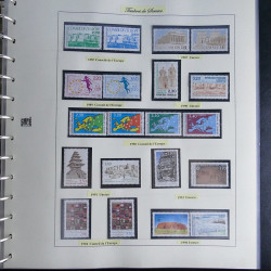 Vrac philatélique de timbres du monde neufs et oblitérés en un carton.