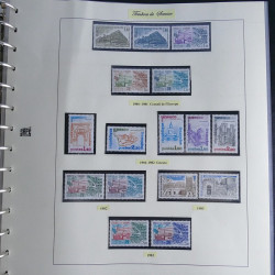 Vrac philatélique de timbres du monde neufs et oblitérés en un carton.