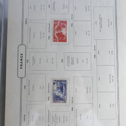 Vrac philatélique de timbres du monde neufs et oblitérés en un carton.