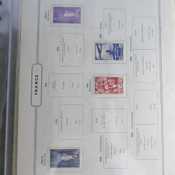 Vrac philatélique de timbres du monde neufs et oblitérés en un carton.