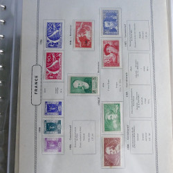 Vrac philatélique de timbres du monde neufs et oblitérés en un carton.