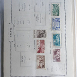 Vrac philatélique de timbres du monde neufs et oblitérés en un carton.