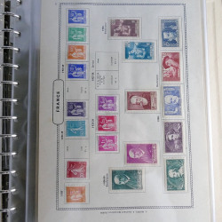 Vrac philatélique de timbres du monde neufs et oblitérés en un carton.