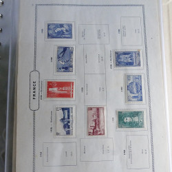 Vrac philatélique de timbres du monde neufs et oblitérés en un carton.