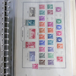 Vrac philatélique de timbres du monde neufs et oblitérés en un carton.