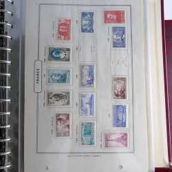 Vrac philatélique de timbres du monde neufs et oblitérés en un carton.