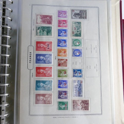 Vrac philatélique de timbres du monde neufs et oblitérés en un carton.