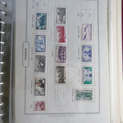 Vrac philatélique de timbres du monde neufs et oblitérés en un carton.