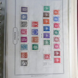 Vrac philatélique de timbres du monde neufs et oblitérés en un carton.