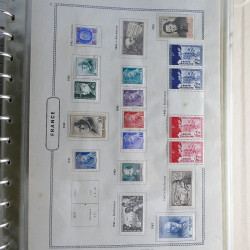 Vrac philatélique de timbres du monde neufs et oblitérés en un carton.