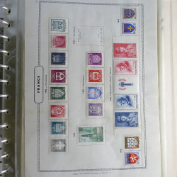 Vrac philatélique de timbres du monde neufs et oblitérés en un carton.