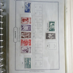 Vrac philatélique de timbres du monde neufs et oblitérés en un carton.