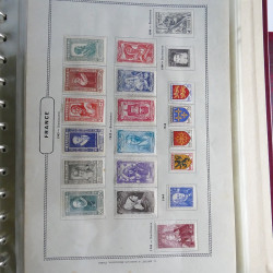 Vrac philatélique de timbres du monde neufs et oblitérés en un carton.