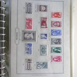 Vrac philatélique de timbres du monde neufs et oblitérés en un carton.