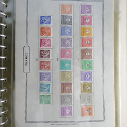 Vrac philatélique de timbres du monde neufs et oblitérés en un carton.