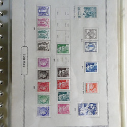 Vrac philatélique de timbres du monde neufs et oblitérés en un carton.