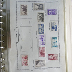 Vrac philatélique de timbres du monde neufs et oblitérés en un carton.