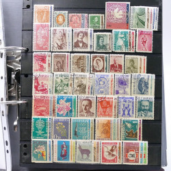 Lot massif de timbres d'Europe neufs et oblitérés en 4 albums.