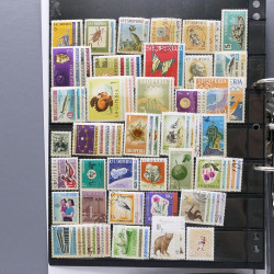 Lot massif de timbres d'Europe neufs et oblitérés en 4 albums.