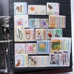 Lot massif de timbres d'Europe neufs et oblitérés en 4 albums.