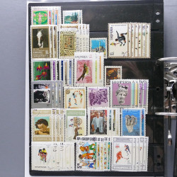 Lot massif de timbres d'Europe neufs et oblitérés en 4 albums.