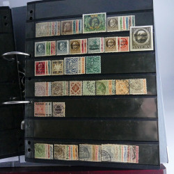 Lot massif de timbres d'Europe neufs et oblitérés en 4 albums.