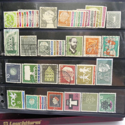 Lot massif de timbres d'Europe neufs et oblitérés en 4 albums.