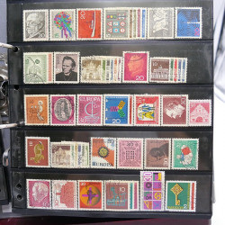 Lot massif de timbres d'Europe neufs et oblitérés en 4 albums.