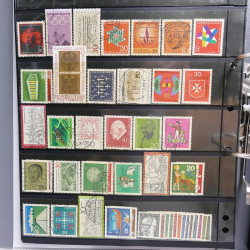 Lot massif de timbres d'Europe neufs et oblitérés en 4 albums.