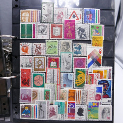 Lot massif de timbres d'Europe neufs et oblitérés en 4 albums.