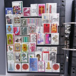 Lot massif de timbres d'Europe neufs et oblitérés en 4 albums.