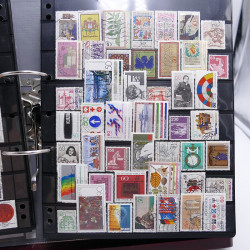 Lot massif de timbres d'Europe neufs et oblitérés en 4 albums.
