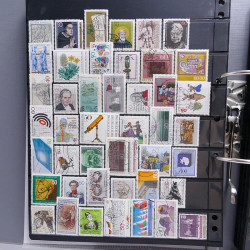 Lot massif de timbres d'Europe neufs et oblitérés en 4 albums.