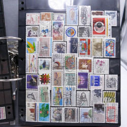 Lot massif de timbres d'Europe neufs et oblitérés en 4 albums.