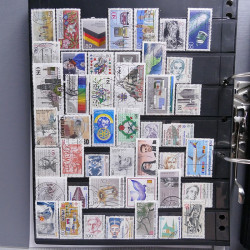 Lot massif de timbres d'Europe neufs et oblitérés en 4 albums.