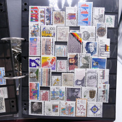 Lot massif de timbres d'Europe neufs et oblitérés en 4 albums.