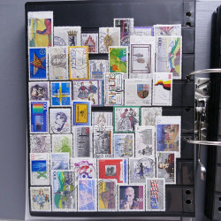 Lot massif de timbres d'Europe neufs et oblitérés en 4 albums.