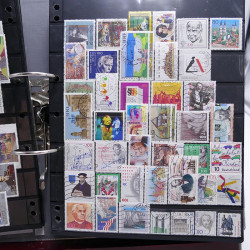 Lot massif de timbres d'Europe neufs et oblitérés en 4 albums.