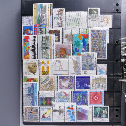 Lot massif de timbres d'Europe neufs et oblitérés en 4 albums.