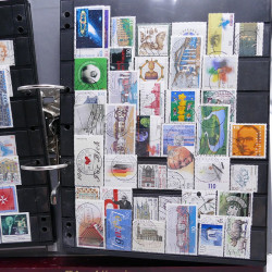 Lot massif de timbres d'Europe neufs et oblitérés en 4 albums.