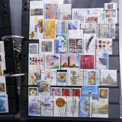 Lot massif de timbres d'Europe neufs et oblitérés en 4 albums.