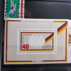 Lot massif de timbres d'Europe neufs et oblitérés en 4 albums.